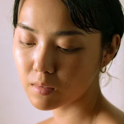 MÁDARA Aufhellende Peeling-Maske 60 ml