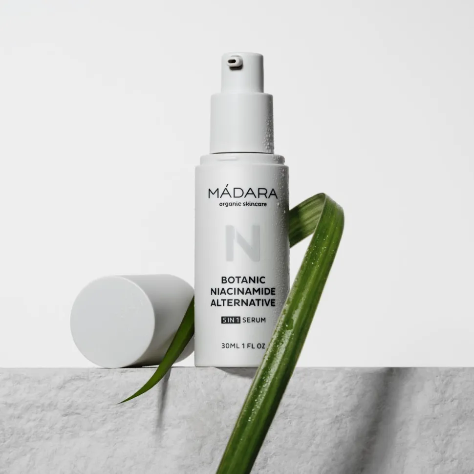 MÁDARA Botanic Niacinamide 5-in-1 Serum 30 ml