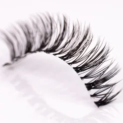 NICLAY by Florian Ferino Wimpernkranz Look 1