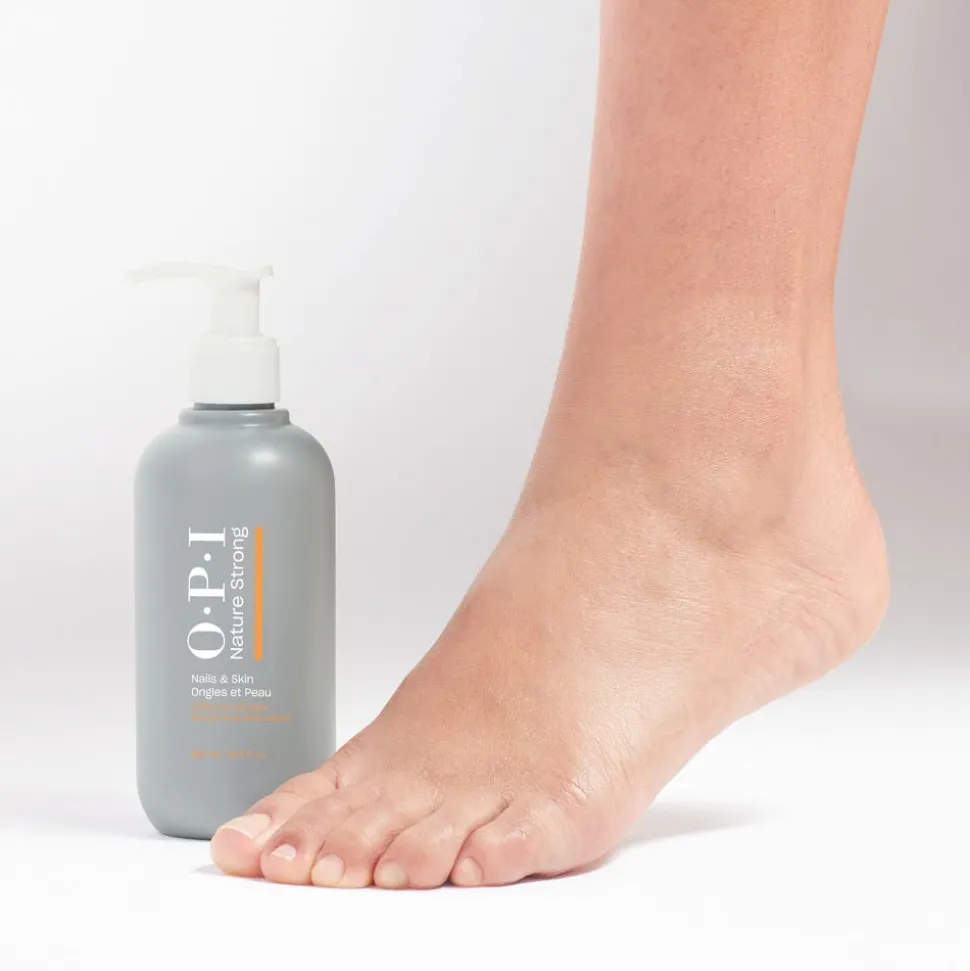 OPI Nature Strong Nails & Skin Soften Up Pedi Soak 250 ml